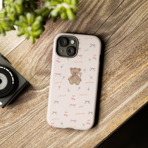Coque rose pour iPhone 15, ours en peluche et ruban image 4