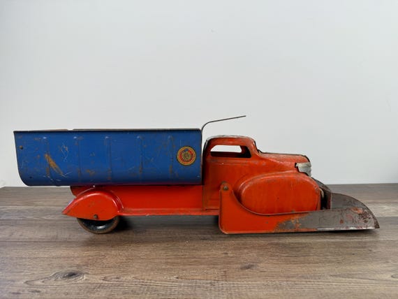 Vintage 1940s Marx Lumar Steel Dump Truck: Antique Construction