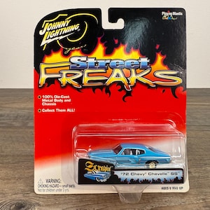 Johnny Lightning Street Freaks Scrapin&#39; 72 Chevelle SS White Interior 1:64 Diecast Vintage Collectible Muscle Car