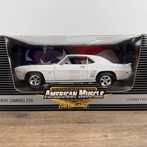 Camaro 1969 Z28 Ertl Collectibles 1:18 Scale Diecast - 1969 Chevrolet Camaro Z28 American Muscle Collectible Series White Black Stripes