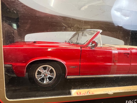 1965 Pontiac GTO Red Hurst Convertible Diecast - Maisto Special