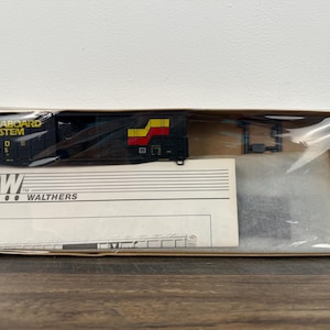 HO Scale Waffle Side Boxcar - Seaboard System 24125 - Walthers Model Train Car