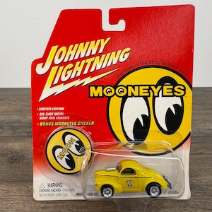 Johnny Lightning Mooneyes 1941 Willys Yellow 1:64 Diecast Gasser Hot Rod Collector Drag Racing Car