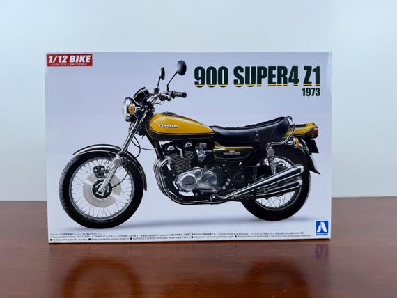 Aoshima Kawasaki 900 Super 4 Z1 1973 1/12 Scale Motorcycle Model