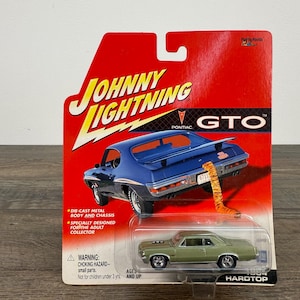 Johnny Lightning 1964 Pontiac GTO Hardtop 1:64 Diecast Muscle Car Vintage Collectible Classic GM Model