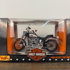 オートバイ・バイク Maisto 1/10 Harley-Davidson 1999 FLSTF 1999 Harley-davidson FLSTF Fat Boy Maisto 1:10 Scale Diecast