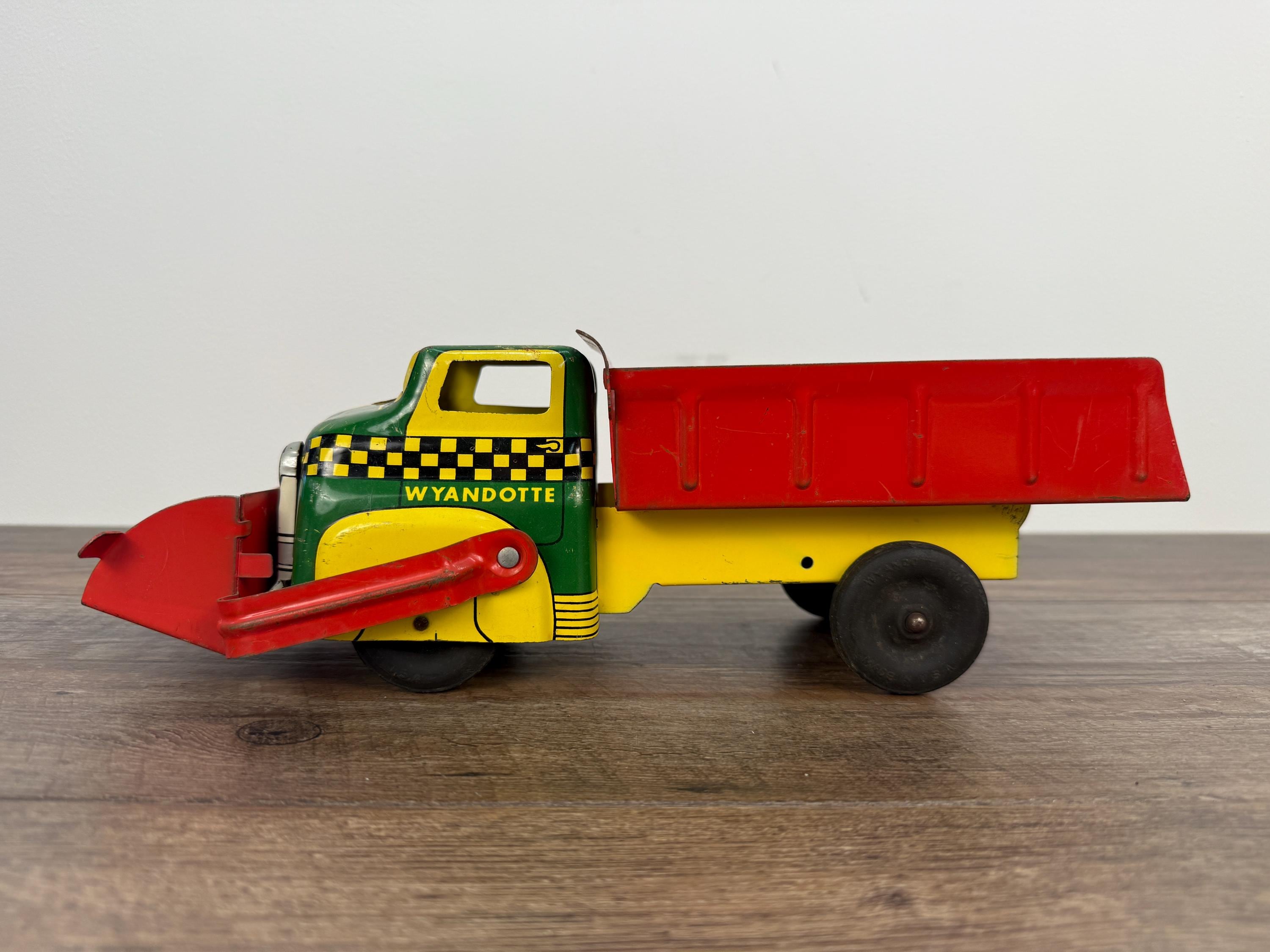 WYANDOTTE TOYS ハイウェイ・フレイトトラック　ブリキ　ヴィンテージ Vintage Wyandotte Fire Truck 2 Piece Hook & Ladder No. 10
