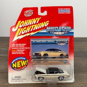 Johnny Lightning Muscle Cars 1971 Chevelle Heavy Chevy Diecast 1:64 Vintage Collectible GM Chevrolet Toy Car