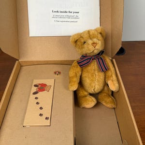 1997 GUND Collectors Club Bear #9602 – Vintage Plush Bear with Watch & Pin – Limited Edition Teddy Bear – Gift Boxed Collectible
