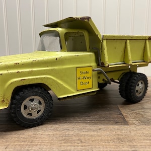 Vintage 1959 Tonka Dump Truck – Hi-Way Green Pressed Steel Toy – Classic Tonka Construction Truck – Collectible Toy Vehicle