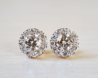 Pendientes de diamantes cultivados en laboratorio de talla redonda de 1,50 TW, pendientes de halo con rosca trasera de oro amarillo de 14 quilates, pendientes de boda para ella, pendientes para mujer