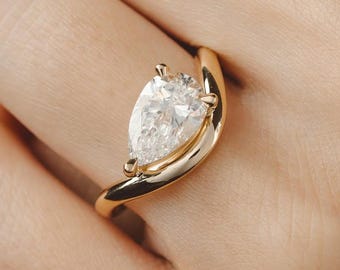 Pierścionek zaręczynowy z wygiętym diamentem gruszkowym 2 CT, obrączka East West Wave z żółtego złota 14k