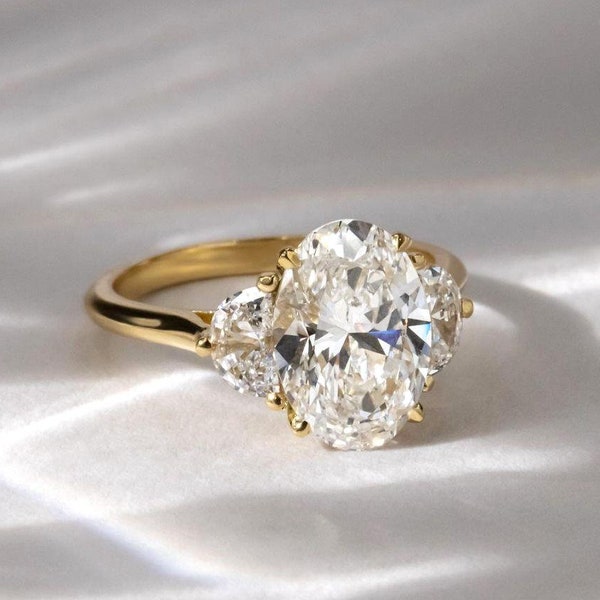 Anillo de compromiso de diamantes cultivados en laboratorio de talla ovalada de 2,50 CT, anillo de compromiso de tres piedras, diamantes de laboratorio de media luna lateral, anillo de oro amarillo macizo de 14 k