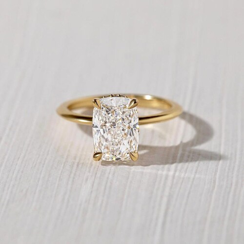 2.60 Karat IGI zertifizierte F Farbe VS1 Klarheit Längliche Kissenschliff Diamant Solitär Versteckter Halo Verlobungsring 14k Gelbgold