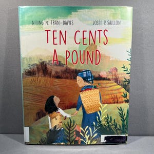 Op de afbeelding: Boekomslag met de titel "TEN CENTS A POUND" in rode letters. De illustratie toont twee figuren in een landelijke omgeving, met een vrouw die een mand draagt. De achtergrond toont velden en bomen.