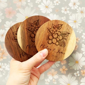 Obst und Blumen, 4. Hochzeitstag Geschenk, individuell gravierte Holzuntersetzer, personalisiertes Geschenk, 4. Jahrestag Obst, Geschenk für Frau