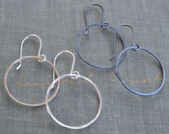 MediumSilver Hoops- met de hand gesmeed, alledaagse oorbellen, minimale oorbellen, open cirkel oorbellen, dunne gehamerde hoepels, kleine draad hoepels