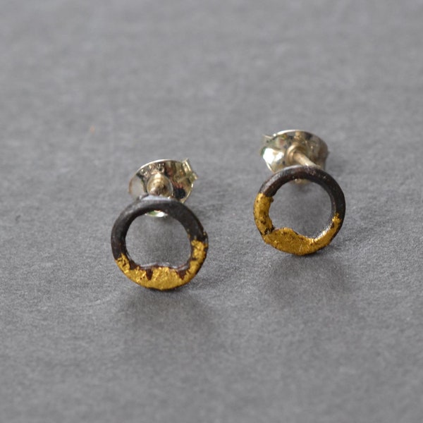 Tiny Steel and Gold Circle Studs: pequeños pendientes de tachuelas bañadas en oro, pendientes en capas, tachuelas minimalistas, pendientes de segundo agujero