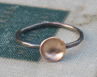 Two Tone Tiny Pool Ring- minimalistische ring, alternatieve verlovingsring, moderne ring, biologische bekerring, tweekleurige ring, maanring