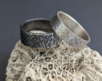 Brede gearceerde ring met textuur: 6 mm of 8 mm herentrouwring