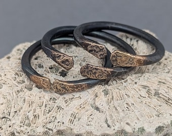 Gesmeed open staal en gesmolten gouden ring