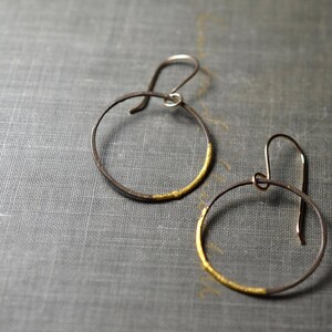 Stahl und Gold Hoop Ohrringe gold getauchte Hoops, dünne Gehämmerte Hoops dünn gold Hoops hand gehämmert leichte Hoops schwarz und gold Bild 8