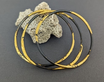 Gesmeed staal en gouden armbanden