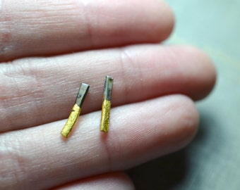 Petites boucles d’oreilles en bâton d’or et d’acier - clous de barre de ligne, goujons trempés en or, boucles d’oreilles de goujons de barre industrielles, boucles d’oreilles minimalistes noires et dorées