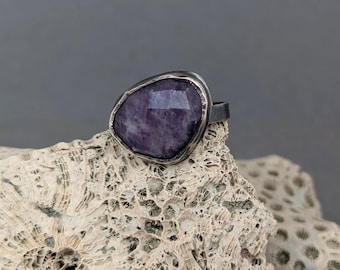 Vrije vorm roosgeslepen lepidolietring