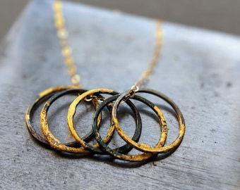 Staal en goudkleurige ketting met 5 losse cirkels