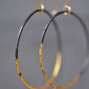 Stahl und Gold Hoop Ohrringe gold getauchte Hoops, dünne Gehämmerte Hoops dünn gold Hoops hand gehämmert leichte Hoops schwarz und gold Bild 3