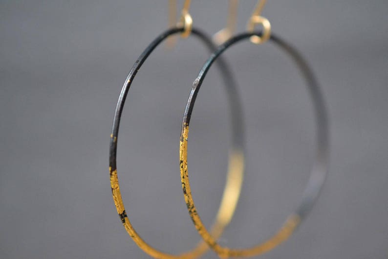 Stahl und Gold Hoop Ohrringe gold getauchte Hoops, dünne Gehämmerte Hoops dünn gold Hoops hand gehämmert leichte Hoops schwarz und gold Bild 3