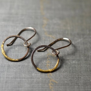 Stahl und Gold Hoop Ohrringe gold getauchte Hoops, dünne Gehämmerte Hoops dünn gold Hoops hand gehämmert leichte Hoops schwarz und gold Bild 7