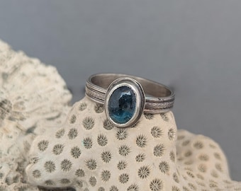 Blauwe ovale cabochonring met spinel