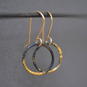 Stahl und Gold Hoop Ohrringe gold getauchte Hoops, dünne Gehämmerte Hoops dünn gold Hoops hand gehämmert leichte Hoops schwarz und gold Bild 6