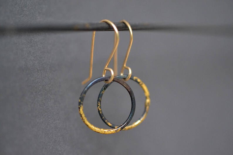 Stahl und Gold Hoop Ohrringe gold getauchte Hoops, dünne Gehämmerte Hoops dünn gold Hoops hand gehämmert leichte Hoops schwarz und gold Bild 6