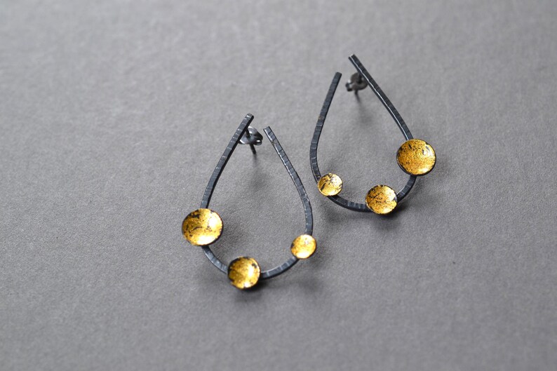 Gold Pool Open Teardrop Pendientes Plata de ley y oro de 23k pendientes de declaración contemporánea, pendientes post, negro y oro, oxidados imagen 7