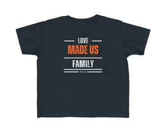 L'amour a fait de nous une famille - maintenant vous partagez notre nom - T-shirt en jersey fin pour tout-petit