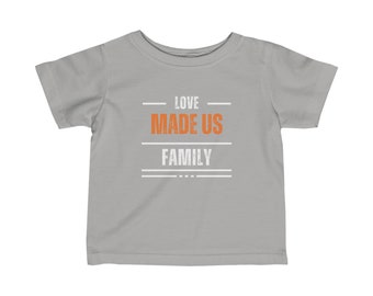 L'amour a fait de nous une famille - maintenant vous partagez notre nom - T-shirt en jersey fin pour bébé