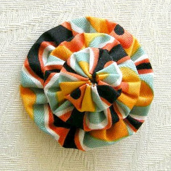 Fleur empilée no 17 - broche de déclaration de tissu, broche, cadeau fait main unique pour maman, meilleur ami, anniversaire