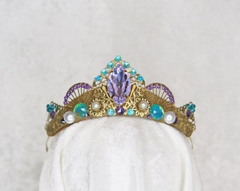 Diadème doré inspiré d'Ariel - avec des embellissements aux tons de bijoux - Fabriqué sur commande, prêt à être expédié en 7 jours