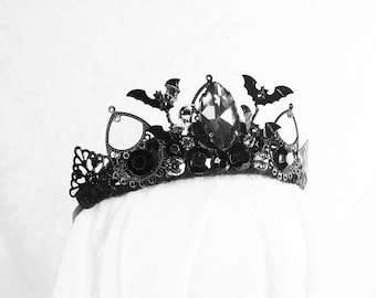 Tiara de murciélagos increíbles: piedras preciosas grises y murciélagos revoloteando. HECHO A PEDIDO. Requiere 7 días hábiles para fabricarse.