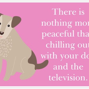 Viervoeter quote - "Er is niets vrediger dan chillen met je hond en de televisie." Magnetische ansichtkaart PVC