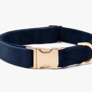 Personalisiertes marineblaues Hundehalsband, weiches Samt-Welpenhalsband mit Fliege, Schnellverschluss, Luxushochzeits-Haustierhalsband, Laser graviert