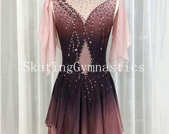 Può includere: Un body senza maniche con sfumatura dal viola scuro al rosa antico, caratterizzato da uno scollo in rete trasparente, decorazioni in cristallo, un taglio centrale e drappeggi rosa sulle spalle. Il testo SkatingGymnastics è stampato sul davanti.