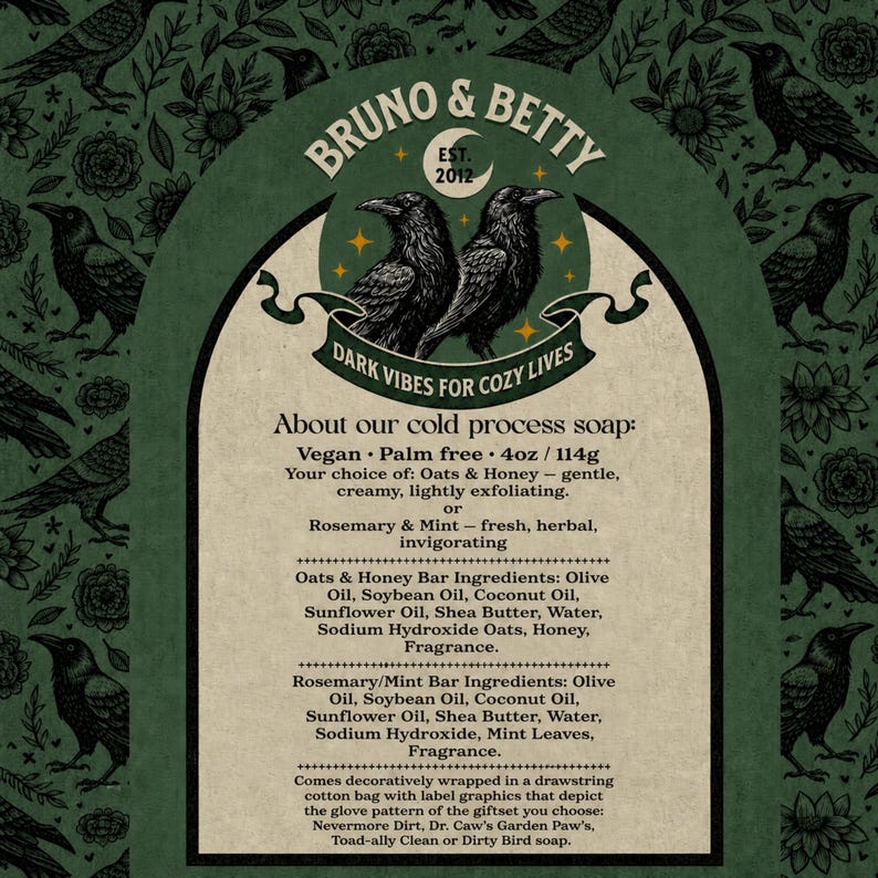 Op de afbeelding: Een rechthoekig productlabel met een donkergroene achtergrond en een herhalend patroon van raven en bloemen. Het midden toont de tekst Bruno & Betty, twee raven en details over veganistische, palmolievrije koudgeperste zeep van 114g.