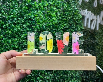 Lámpara de letras de resina personalizada, lámpara de noche de flores secas personalizadas, luz nocturna epoxi, arte de resina hecho a mano, preservación de flores prensadas