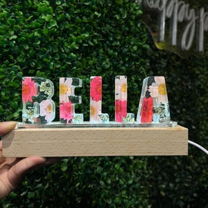 Lámpara de letras epoxi personalizada, luz nocturna de resina personalizada, arte de resina hecho a mano, preservación de flores prensadas imagen 1