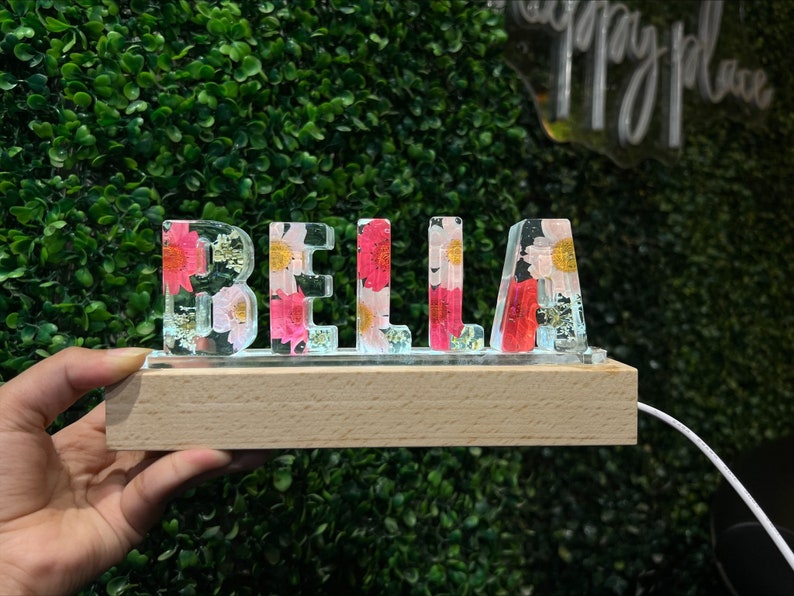 Lámpara de letras epoxi personalizada, luz nocturna de resina personalizada, arte de resina hecho a mano, preservación de flores prensadas imagen 1