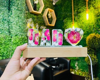 Lámpara de letras epoxi de resina personalizada, luz nocturna hecha a mano, arte de resina de flores personalizado, regalo único de decoración del hogar